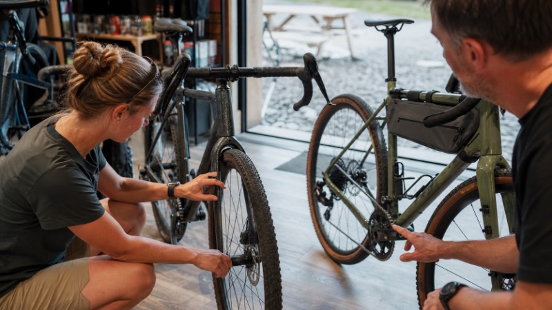 Gravel kolo v prodejně, detail rámu s oky na brašny a mezerou pro široký plášť
