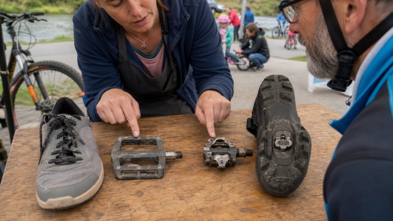 Detail nášlapného a platformového pedálu vedle sebe na kole, vidět je rozdílná konstrukce a upínací mechanismus